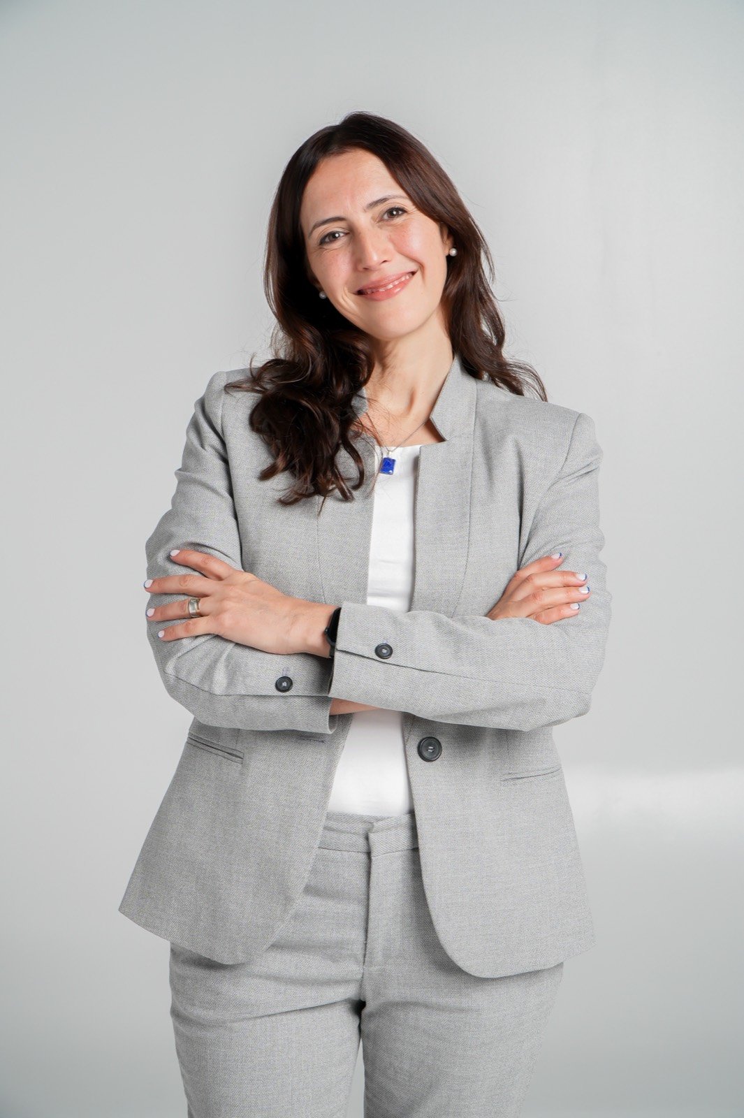 Silene Tulián, diseñadora web y comunicadora, sonríe con los brazos cruzados